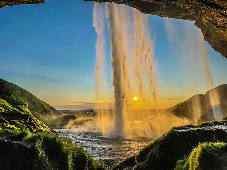 Island 2023 - Wasserfall Zur Golden Hour